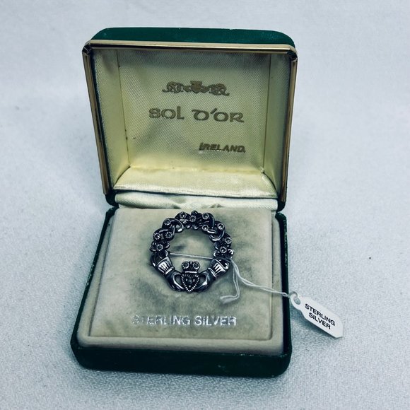 Sol d'or Silver Tone Claddagh Brooch - Picture 7 of 7